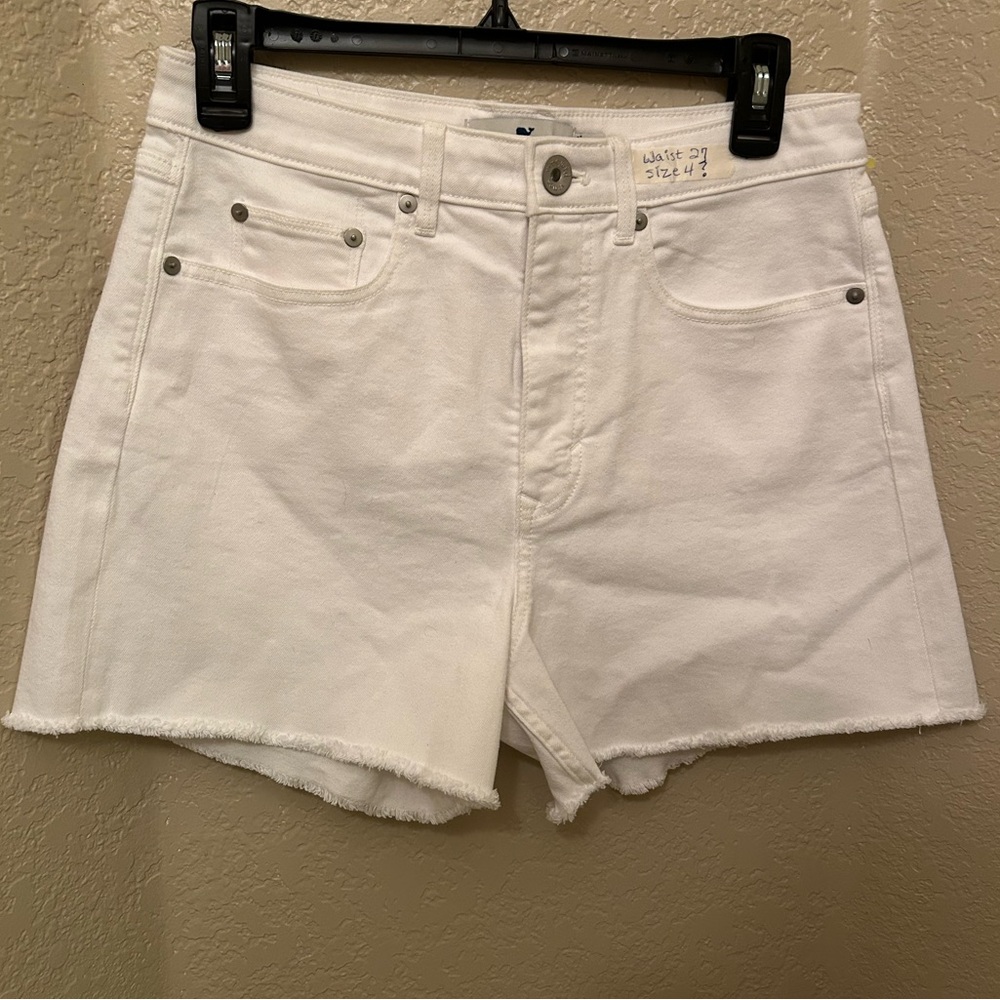 Vineyard Vines Women’s Preloved white Denim Shorts, Size 27 ( 4 ?)